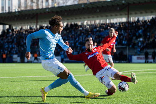 Malmö FFs Gabriel Busanello och Degerfors Abdelkarim