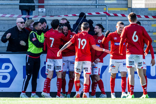 Degerfors Dijan Vukojevic jublar med lagkamrater
