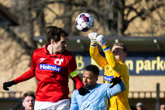 Degerfors målvakt Sondre Lovseth Rossbach och Malmö FFs