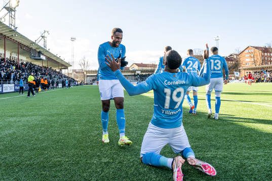 Malmö FFs Isaac Kiese Thelin och Derek Cornelius jublar