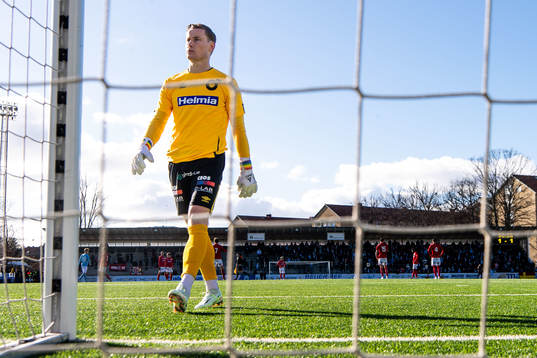 Degerfors målvakt Sondre Lovseth Rossbach deppar