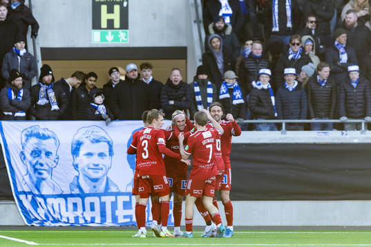 IFK Norrköpings Arnor Sigurdsson jublar med lagkamrater