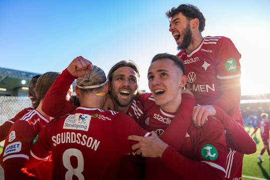 IFK Norrköpings Arnor Sigurdsson jublar med lagkamrater