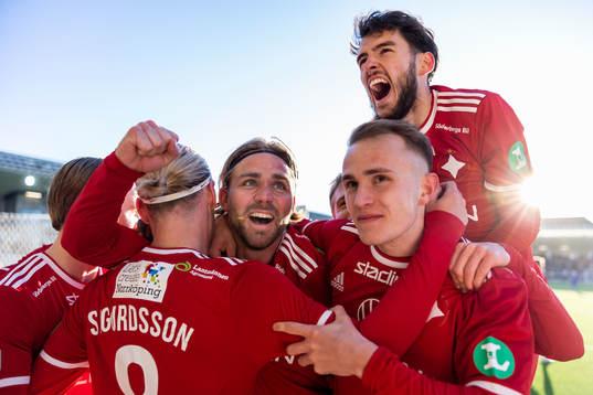 IFK Norrköpings Arnor Sigurdsson jublar med lagkamrater