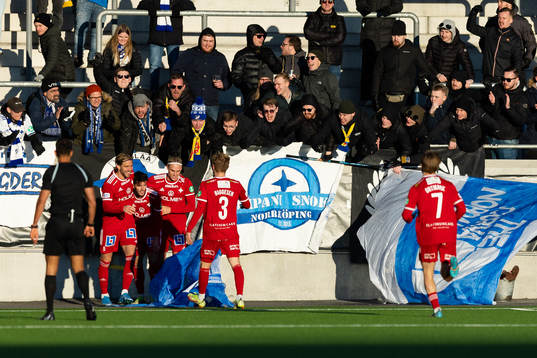 IFK Norrköpings Laorent Shabani jublar med lagkamrater