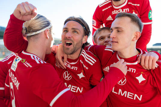 IFK Norrköpings Arnor Sigurdsson jublar ihop med