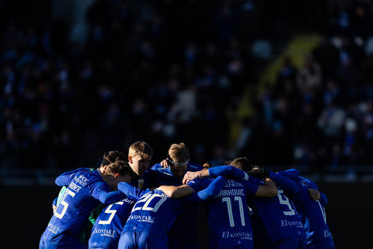 IFK Göteborgs spelare samlade innan fotbollsmatchen i