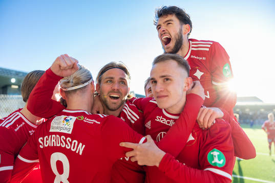 IFK Norrköpings Arnor Sigurdsson jublar ihop med