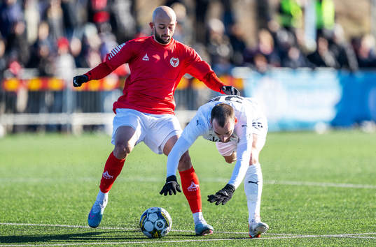 Kalmars Robert Gojani och Helsingborgs Adam Hellborg