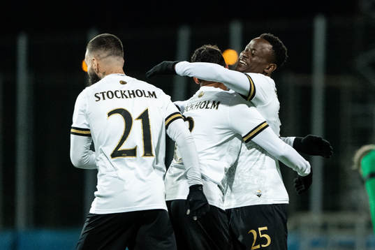 AIKs Bilal Hussein jublar med Jimmy Durmaz och Erick Otieno