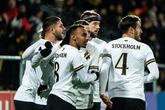 AIKs Bilal Hussein jublar med lagkamrater