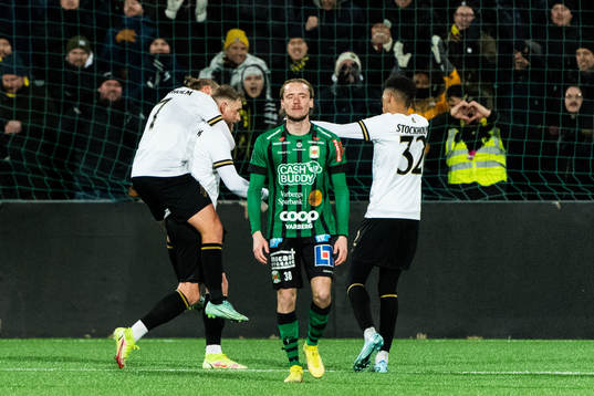 Varbergs Joel Sundström deppar framför AIKs John Guidetti