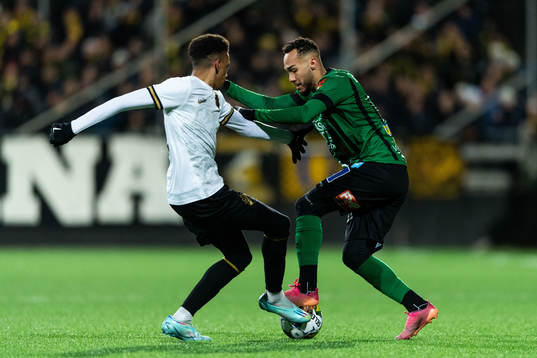 AIKs Rui Modesto och Varbergs Vinicius Nogueira de Oliveira