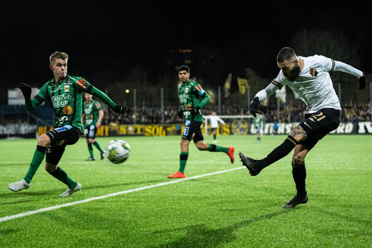 Varbergs Victor Karlsson och AIKs Jimmy Durmaz