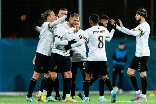 AIKs John Guidetti jublar med lagkamrater