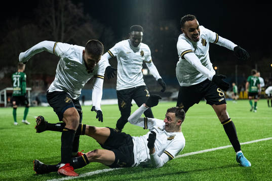 AIKs Jetmir Haliti jublar med Omar Faraj, Bilal Hussein och