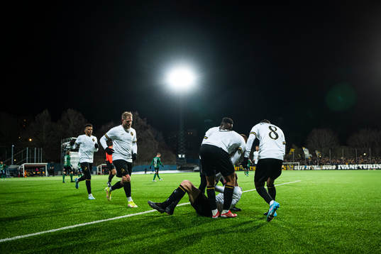 AIKs Jetmir Haliti jublar med lagkamrater