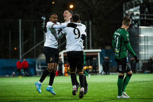 AIKs Jetmir Haliti jublar med Bilal Hussein och Omar Faraj