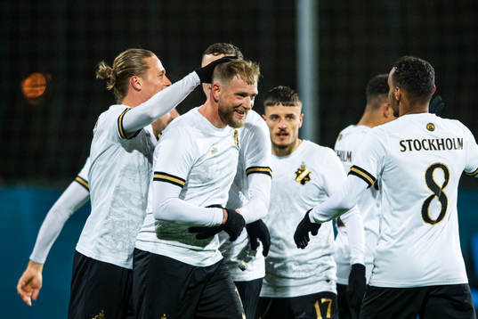 AIKs John Guidetti jublar med lagkamrater