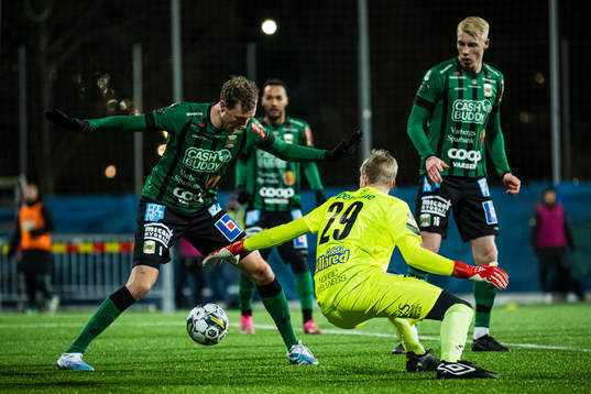 Varbergs Niklas Dahlström och målvakt Fredrik Andersson