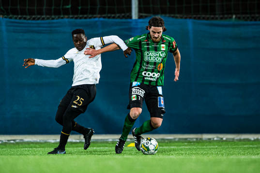 Varbergs Robin Tranberg och AIKs Erick Otieno