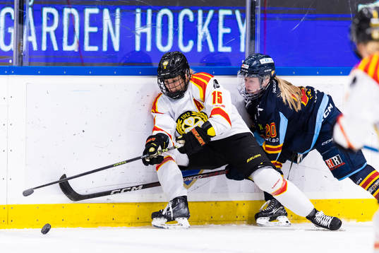 Brynäs Lara Stalder i kamp om pucken med Djurgårdens