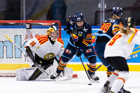 Djurgårdens Nicole Hall oroar framför Brynäs målvakt