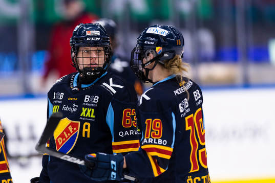 Djurgårdens Josefine Jakobsen diskuterar med Julia Östlund