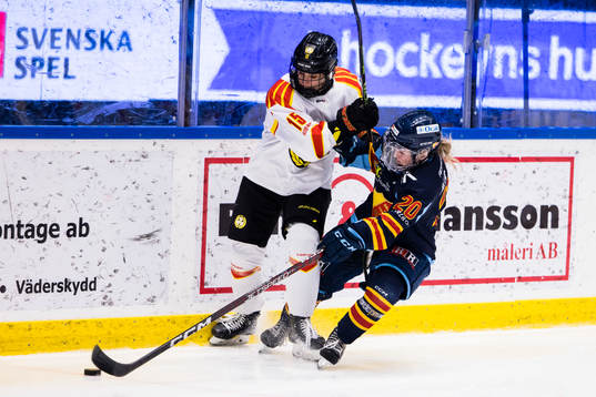 Brynäs Lara Stalder i kamp om pucken med Djurgårdens