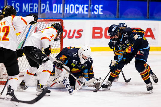 Djurgårdens målvakt Selma Luggin med en räddning