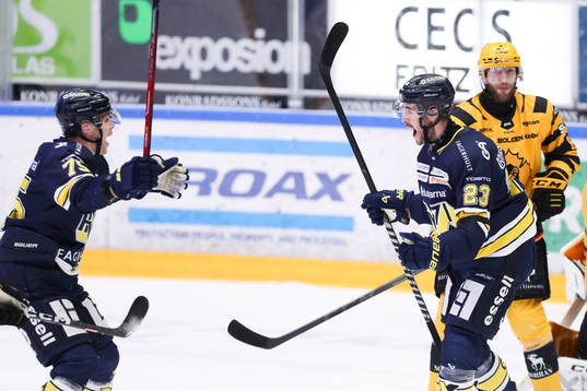 HV71s Nicholas Shore jublar med Radan Lenc