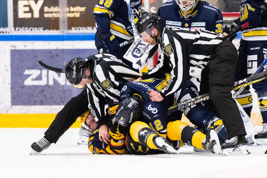 HV71s Kalle Maalahti och Skellefteås Filip Sandberg