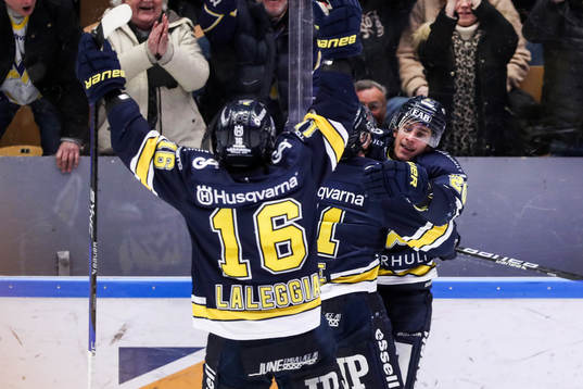 HV71s André Petersson jublar med lagkamrater