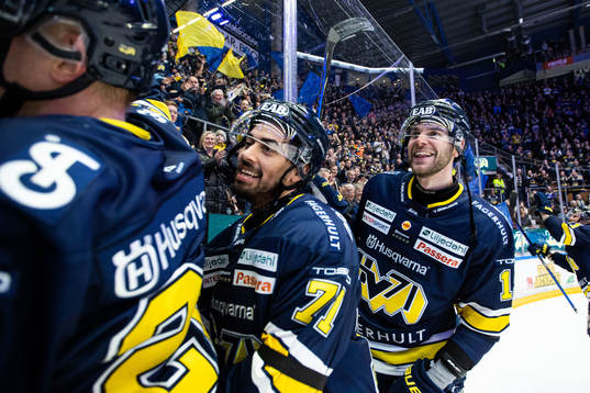 HV71s Tyler Vesel och Sam Vigneault jublar