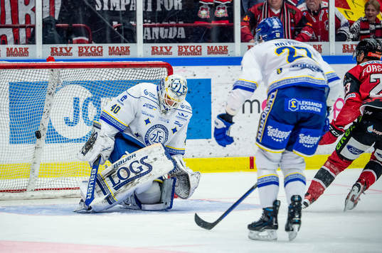 Malmö Redhawks Christoffer Forsberg sätter 1-0 på