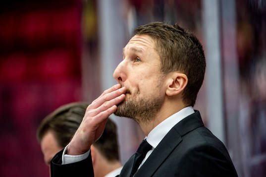 Malmö Redhawks tränare Tomas Kollar deppar