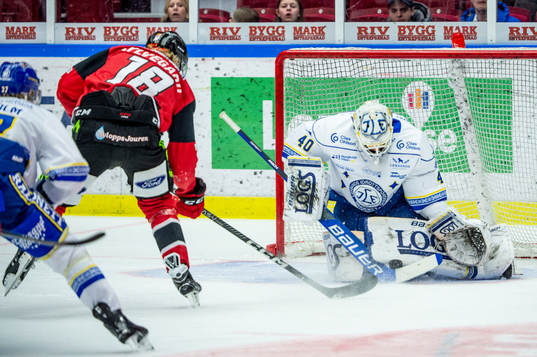 Malmö Redhawks Marcus Sylvegård mot Leksands målvakt
