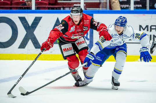 Malmö Redhawks Carl Söderberg mot Leksands Olle Alsing