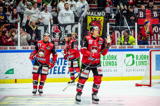 Malmö Redhawks Oliver Lauridsen jublar med lagkamraterna