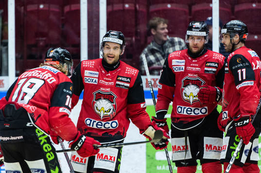 Malmö Redhawks Pathrik Westerholm jublar med lagkamrater