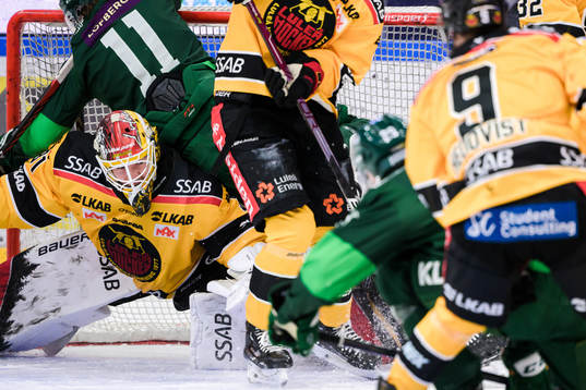 Färjestads Joakim Nygård och Luleås målvakt Matteus Ward