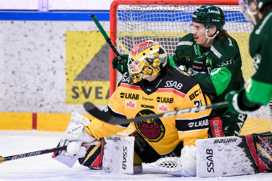 Färjestads Joakim Nygård och Luleås målvakt Matteus Ward