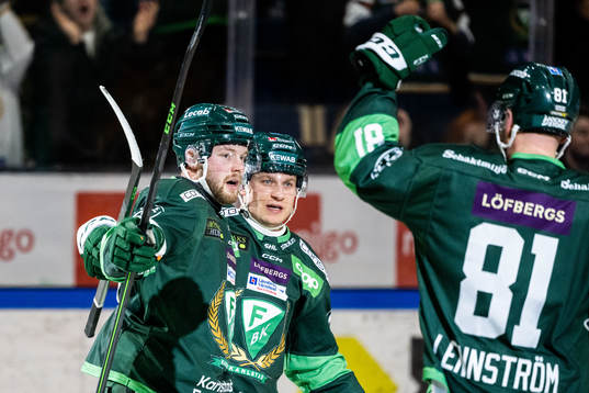 Färjestads Axel Bergkvist jublar med Marcus Nilsson och