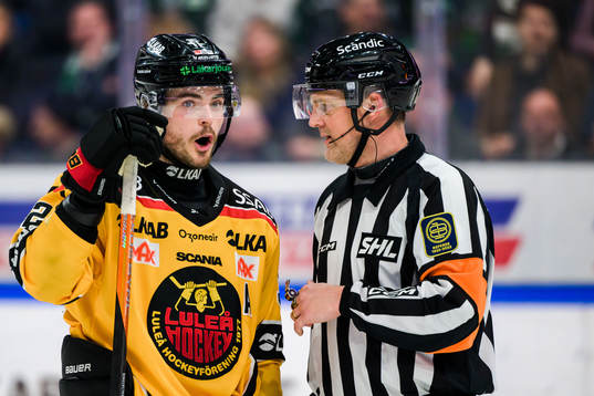 Luleås Oscar Engsund i samtal med Domare Mikael Nord