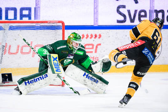 Färjestads målvakt Dennis Hildeby och Luleås Julius Honka