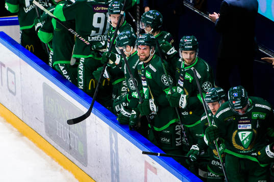 Färjestads Henrik Björklund jublar med lagkamrater