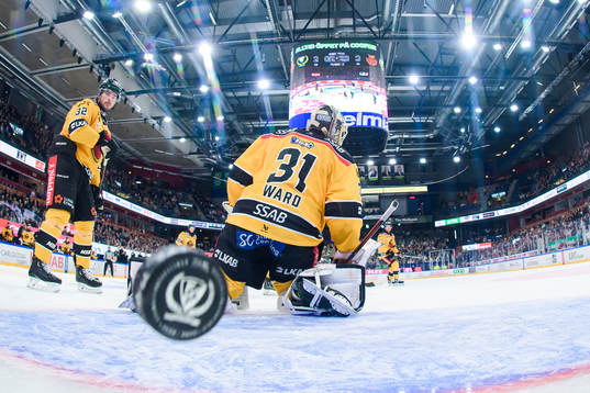 Luleås Oscar Engsund ser på och deppar när han ser