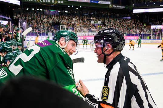 Färjestads Per Åslund i samtal med Domare Mikael Nord