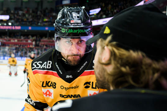 Luleås Niklas Olausson i samtal med målvakt Joel