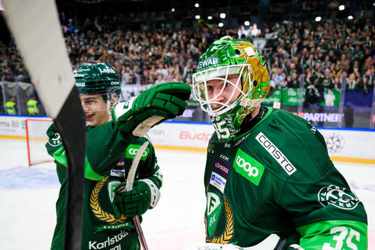 Färjestads målvakt Dennis Hildeby jublar